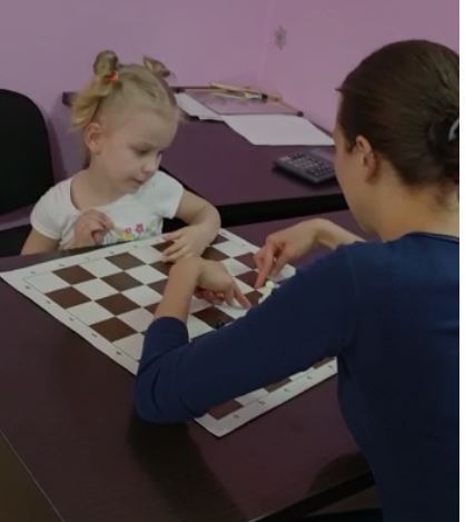 Шахматы: игра, которая помогает детям в начальной школе развить навыки и интеллект
