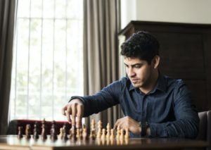 Сегодня шахматами увлечены дети, подростки, люди среднего возраста и старики. Они участвуют в турнирах и решают задачи. Им на помощь приходят компьютеры. 