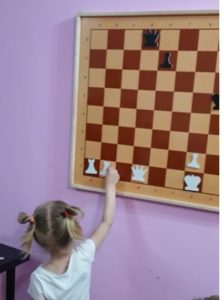 Обучение игре в шахматы можно совместить с началом подготовки к школе. Результаты будут отличными. 