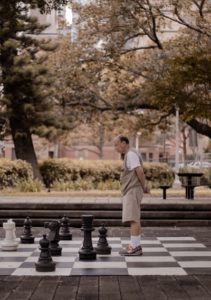 Для игры в шахматы нужно просто освоить несложные правила и затем внимательно следить за доской и маневрами фигур соперника. 