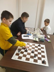 Шахматная школа в Сочи располагается прямо в центре города. В ней занимаются дети от 4-х до 18 лет и взрослые. 