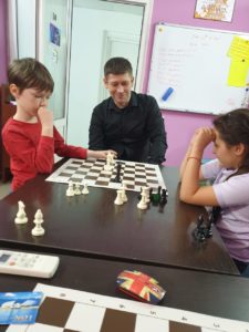 Шахматная партия разыгрывается между учениками школы, прошедшими базовый уровень обучения игре. 