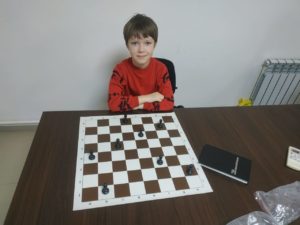 Шахматная школа, в которой занимаются дети и взрослые - отличное место, где родители и дети приобретают общие интересы. 
