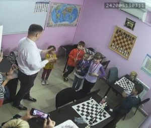 дети играют в шахматы